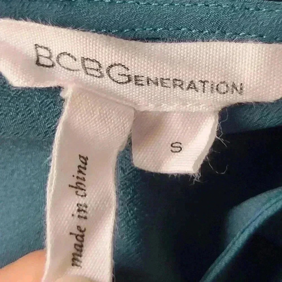 BCBG generation aqua tank top with pattern in the back - Picture 3 of 3